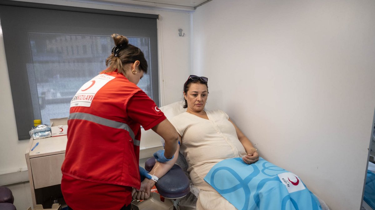 A donor gives blood at the Turkish Red Crescent (Kızılay) blood donation center in Manisa, Türkiye, July 11, 2025. (AA Photo)