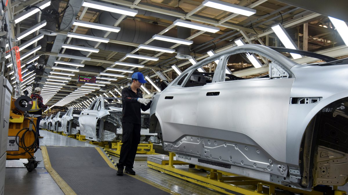 Workers inspect Zeekr car bodies that have been welded by robots at its factory, Ningbo, China, April 20, 2025. (Reuters Photo)