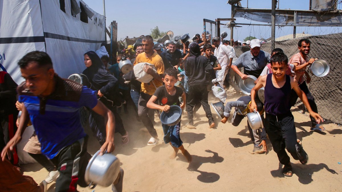 Palestinian children wait for a meal at a charity kitchen in the al-Mawasi area of Khan Younis, southern Gaza Strip, Palestine, July 22, 2025. (AFP Photo)