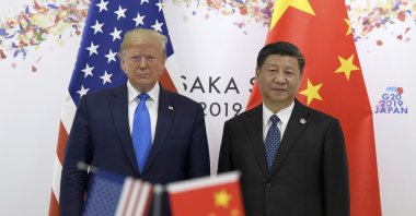 President Donald Trump (L) poses for a photo with Chinese President Xi Jinping during a meeting on the sidelines of the G-20 summit, Osaka, Japan, June 29, 2019. (AP Photo)