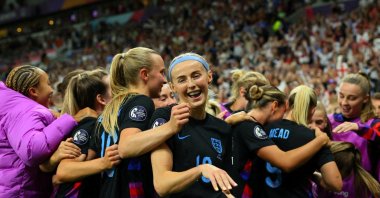 England&#039;s Chloe Kelly celebrates with her teammates after scoring during the UEFA Women&#039;s Euro 2025 semifinal match against Italy at the Stade de Geneve, Lancy, Switzerland, July 22, 2025. (Reuters Photo)