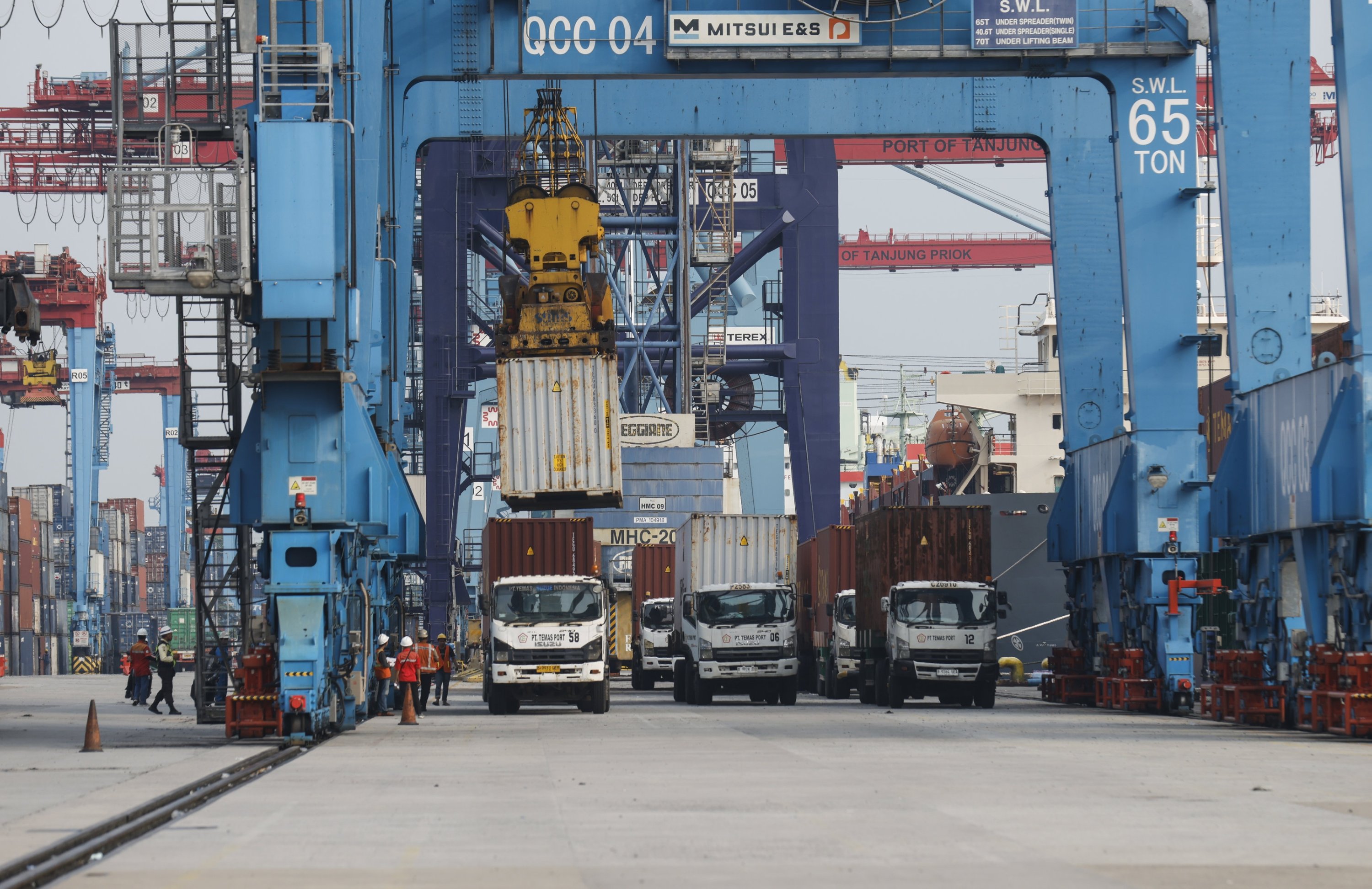 Containers are unloaded from a truck at the Tanjung Priok port, which is operated by the Indonesian state-owned PT Pelindo, Jakarta, Indonesia, July 16, 2025. (EPA Photo)