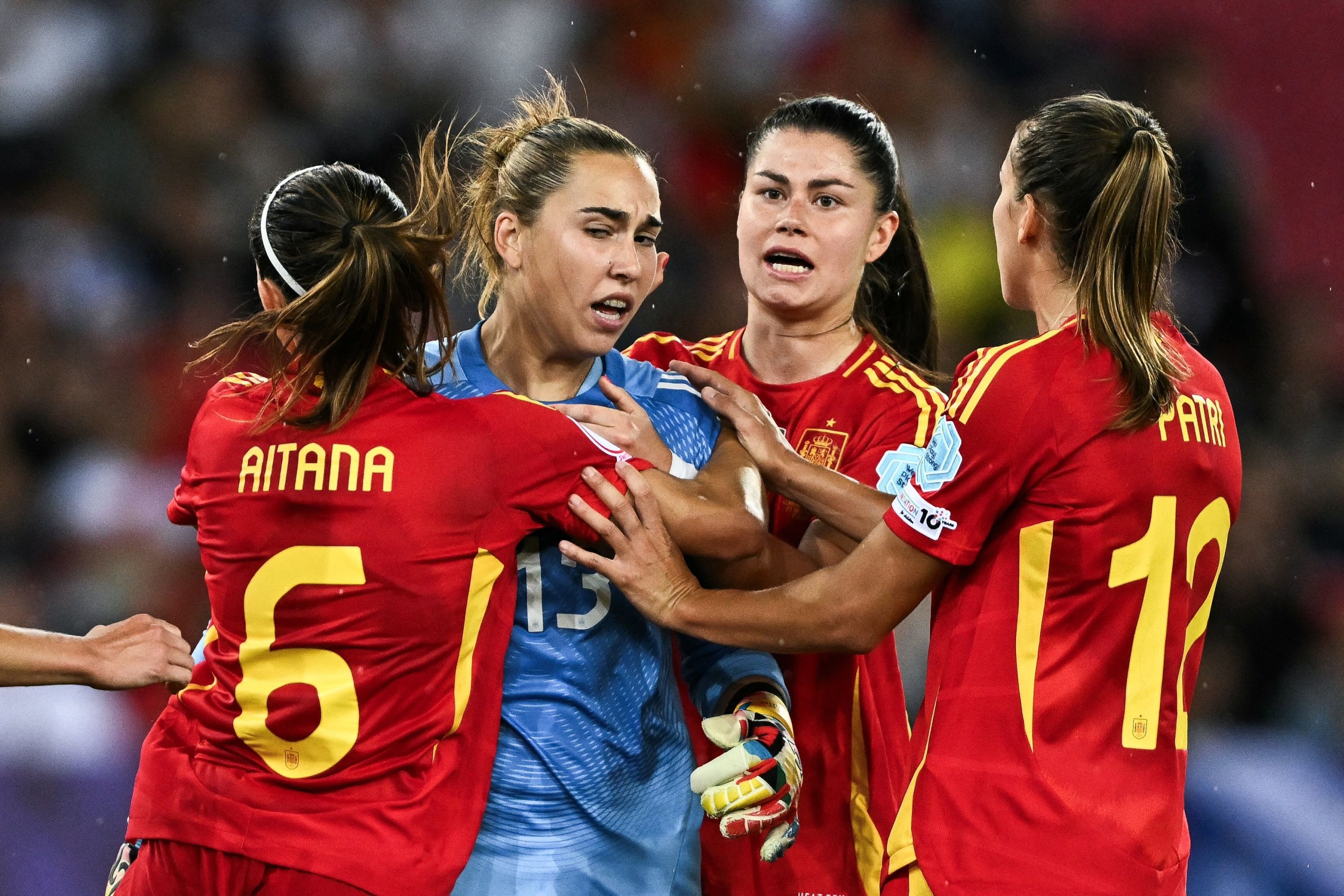 Spain's Aitana Bonmati (L), Maria Mendez (2nd R) and Patricia Guijarro (R) congratulate Catalina Coll (2nd L) after she made a save in added time during the UEFA Women's Euro 2025 semifinal football match against Germany at the Letzigrund Stadium, Zurich, Switzerland, July 23, 2025. (AFP Photo)