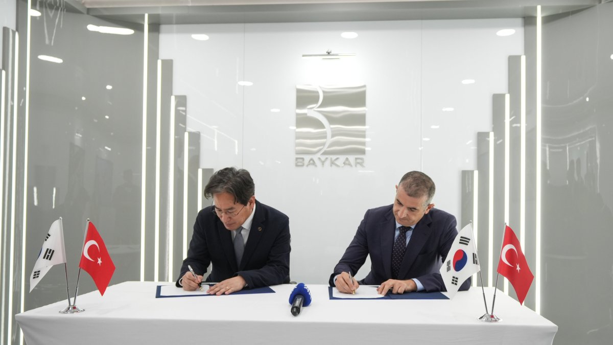 Baykar CEO Haluk Bayraktar (R) and Korean Air General Manager Kh Lee sign the memorandum, Istanbul, Türkiye, July 23, 2025. (AA Photo)