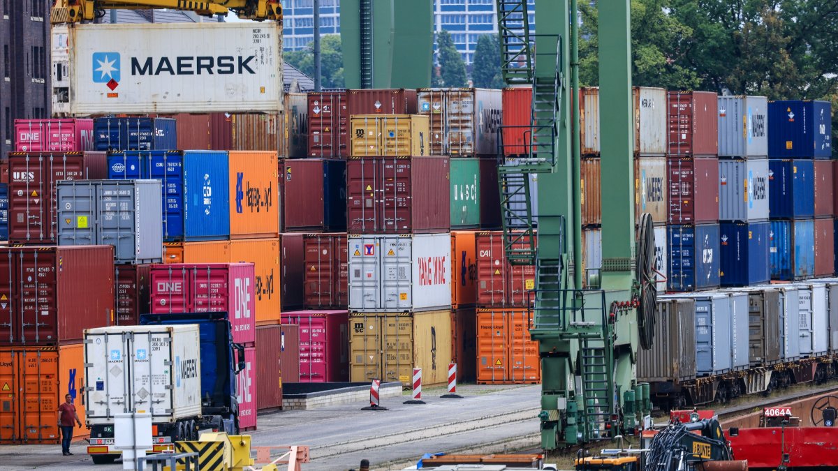 Transshipment containers at the Westhafen container terminal, Berlin, Germany, July 15, 2025. (EPA Photo)