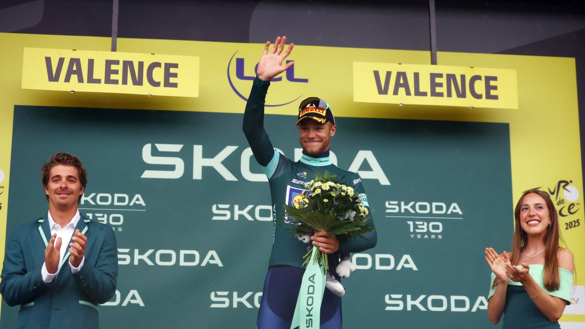 Lidl - Trek&#039;s Jonathan Milan celebrates on the podium wearing the green jersey after winning the Tour de France stage 17 at Bollene to Valence, Valence, France, July 23, 2025. (Reuters Photo)