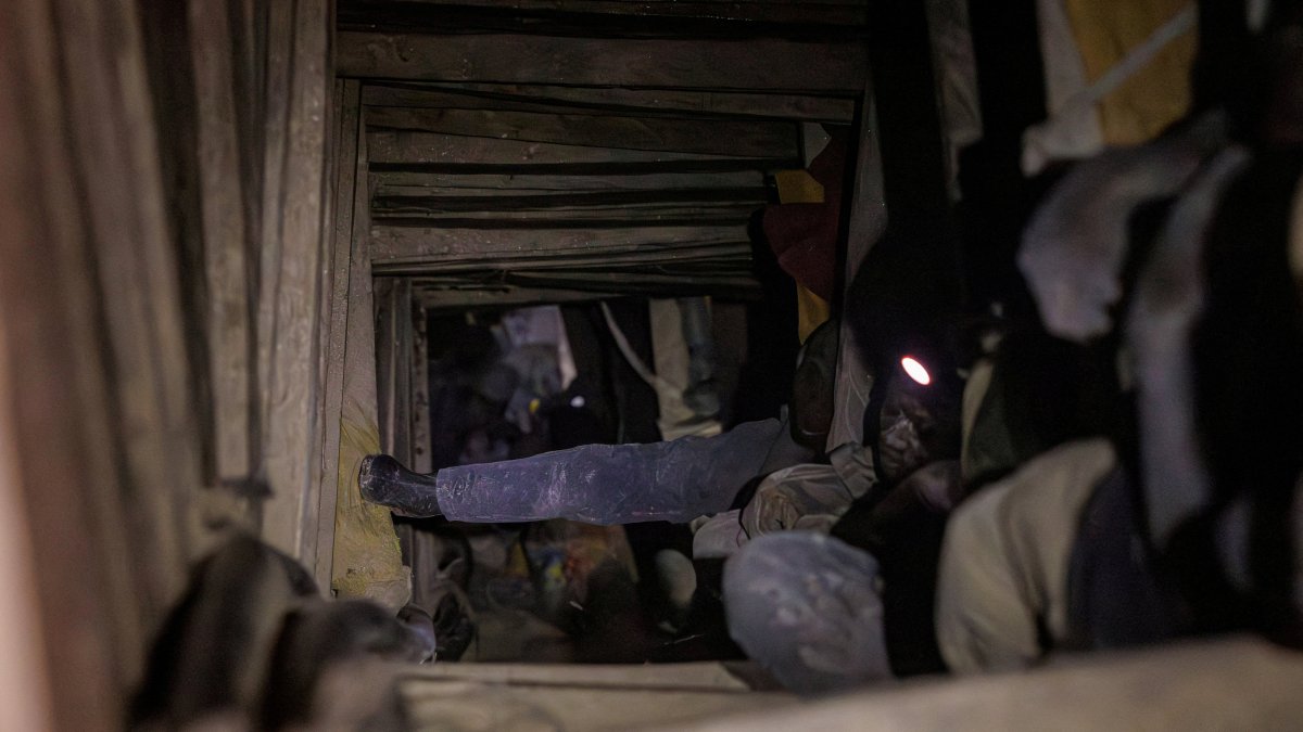 Miners work at the entrance of a shaft at Rubaya coltan mine, which is controlled by M23 rebels, Rubaya, DRC, March 24, 2025. (Reuters Photo)