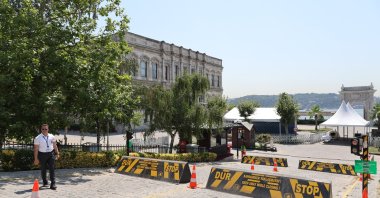 A security personnel stands guard in front of the Çırağan Palace before the third meeting between Russian and Ukrainian delegations for peace talks, Istanbul, Türkiye, July 23, 2025.  (EPA Photo)
