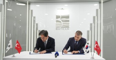 Baykar CEO Haluk Bayraktar (R) and Korean Air General Manager Kh Lee sign the memorandum, Istanbul, Türkiye, July 23, 2025. (AA Photo)