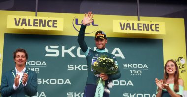 Lidl - Trek&#039;s Jonathan Milan celebrates on the podium wearing the green jersey after winning the Tour de France stage 17 at Bollene to Valence, Valence, France, July 23, 2025. (Reuters Photo)
