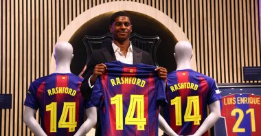 Barcelona's new signing Marcus Rashford poses with his shirt during the presentation at the FC Barcelona Club Shop, Barcelona, Spain, July 23, 2025. (Reuters Photo)
