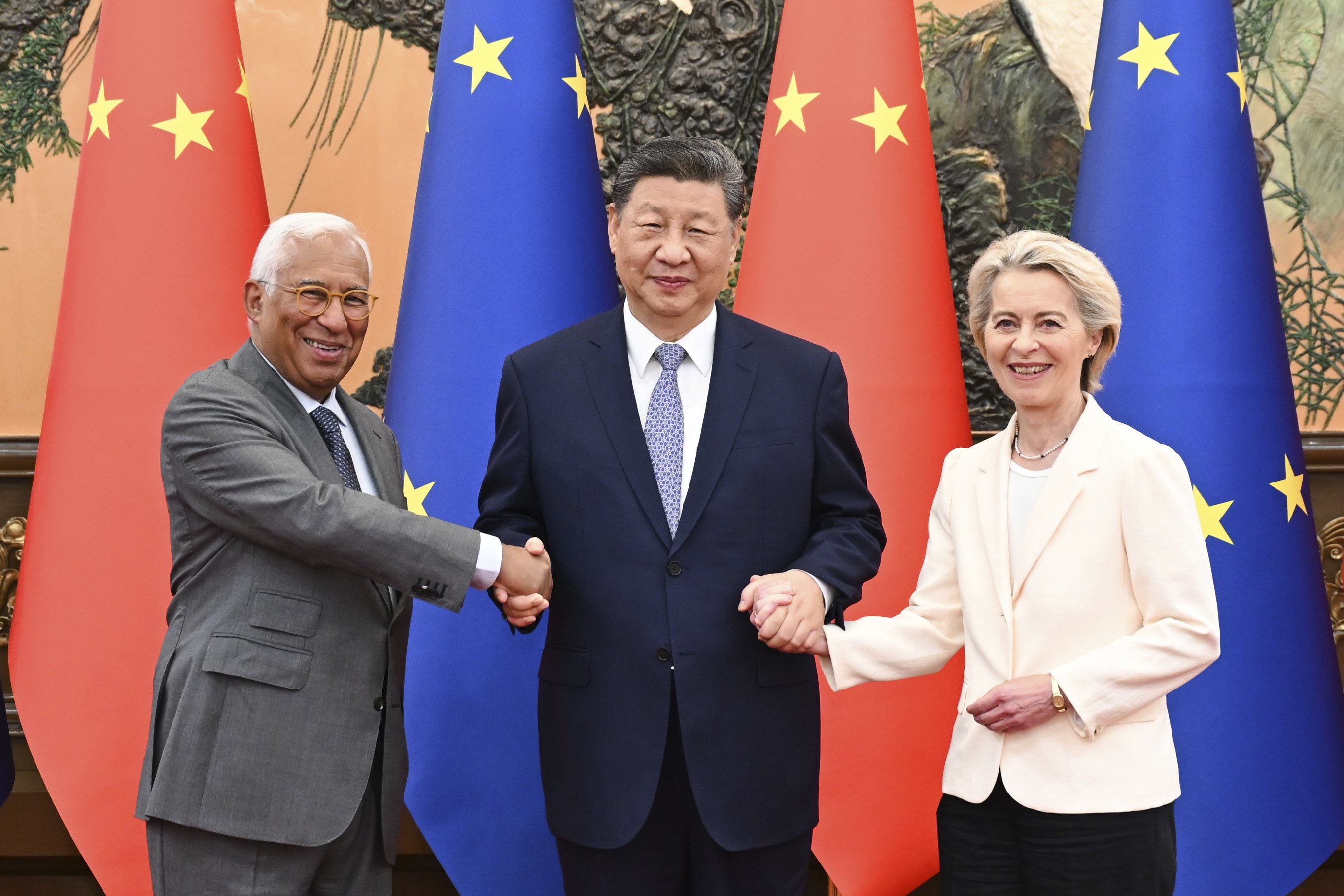 Xinhua Haber Ajansı tarafından yayınlanan bu fotoğrafta Çin Cumhurbaşkanı Xi Jinping, Avrupa Konseyi Antonio Costa (L) ve Çin AB zirvesi öncesinde Avrupa Komisyonu Ursula von der Leyn'in Başkanı, Halkın Büyük Salonu, Çin, 24 Temmuz 2025. (Xinhua'nın AP fotoğrafı aracılığıyla bir araya geldi)
