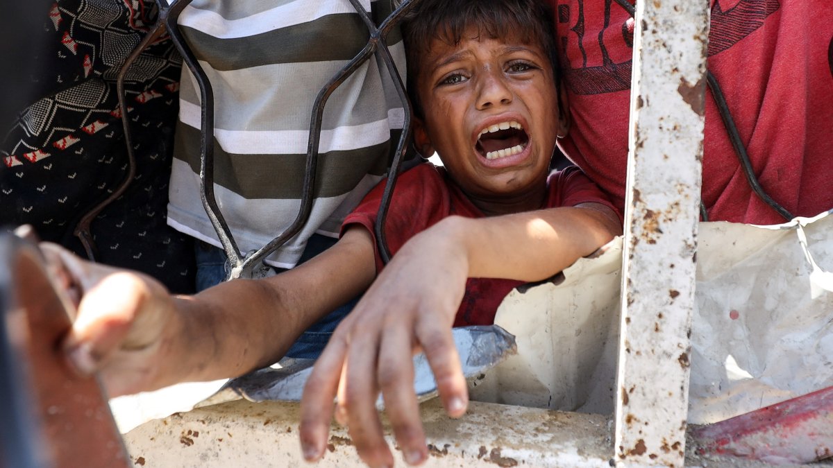 Palestinians wait to receive food from a charity kitchen, amid a hunger crisis, in Gaza City, central Gaza, Palestine, July 24, 2025. (Reuters Photo)
