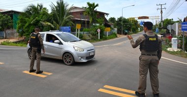 Thai police direct traffic during the villagers&#039; evacuation, amidst clashes between Thai and Cambodian soldiers near the Thai-Cambodian border, in Ban Ta Miang, Surin province, Thailand, July 24, 2025. (EPA Photo)