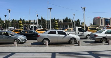 A side view of cars during a traffic jam, Ankara, Türkiye, Sept. 21, 2022. (Shutterstock Photo)