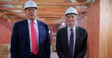 U.S. President Donald Trump and Federal Reserve Chair Jerome Powell talk to reporters while touring the Fed&#039;s headquarters renovation project in Washington, D.C., U.S., July 24, 2025. (AFP Photo)