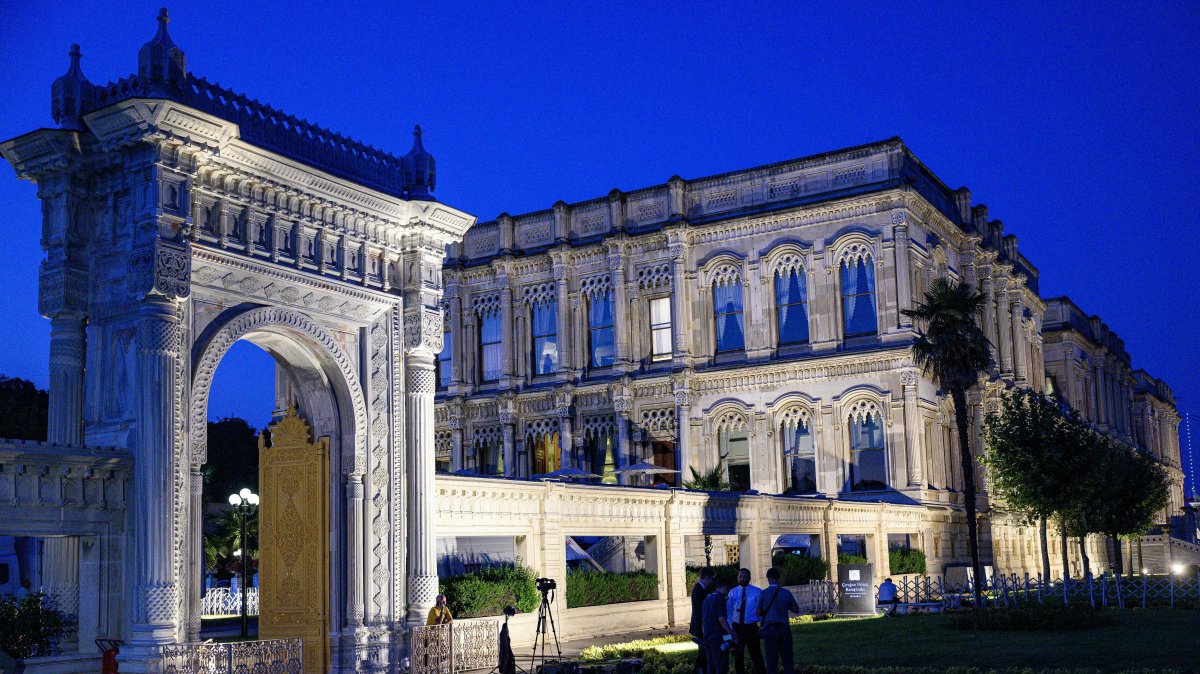 Media members stand outside the Çırağan Palace while covering the third round of talks between Russia and Ukraine, Istanbul, Türkiye, July 23, 2025. (AFP Photo)