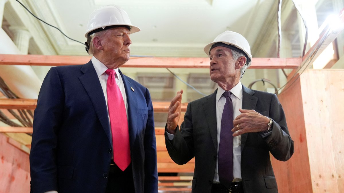 U.S. President Donald Trump (L) and Federal Reserve (Fed) Chair Jerome Powell speak during a tour of the renovations of the Fed building, Washington, U.S., July 24, 2025. (Reuters Photo)