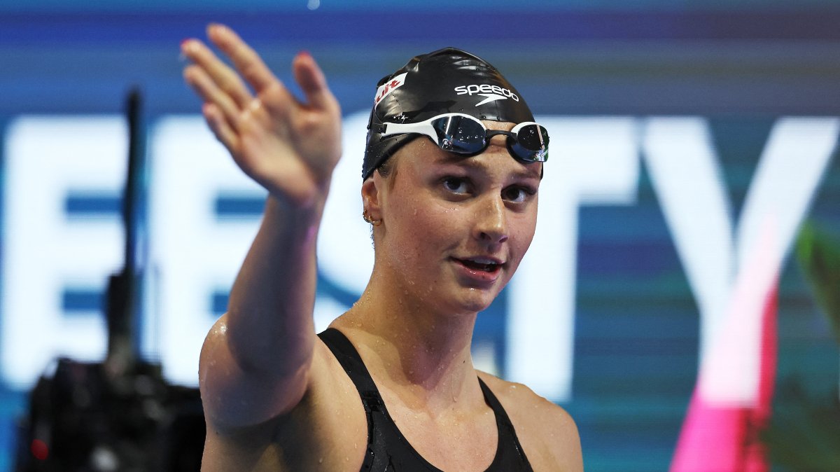 Canada&#039;s Summer McIntosh celebrates winning the final women&#039;s 400-meter freestyle final, Singapore, July 27, 2025. (Reuters Photo)