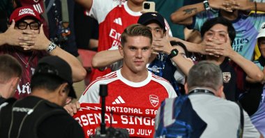 Arsenal&#039;s Viktor Gyokeres is pictured in the stands before the match pre-season friendly against Newcastle United, National Stadium, Singapore, July 27, 2025. (Reuters Photo)