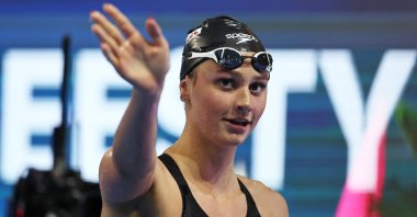 Canada's Summer McIntosh celebrates winning the final women's 400-meter freestyle final, Singapore, July 27, 2025. (Reuters Photo)