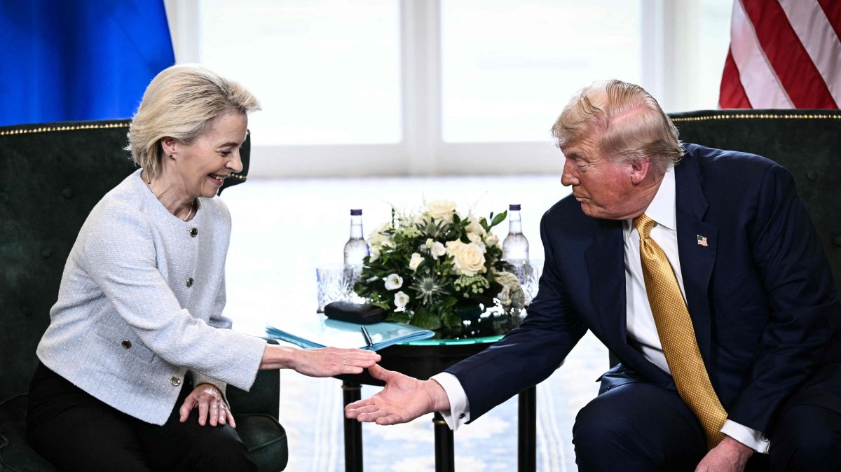 U.S. President Donald Trump (R) and European Commission President Ursula von der Leyen react as they prepare to shake hands during a meeting in Turnberry, Scotland, July 27, 2025. (AFP Photo)