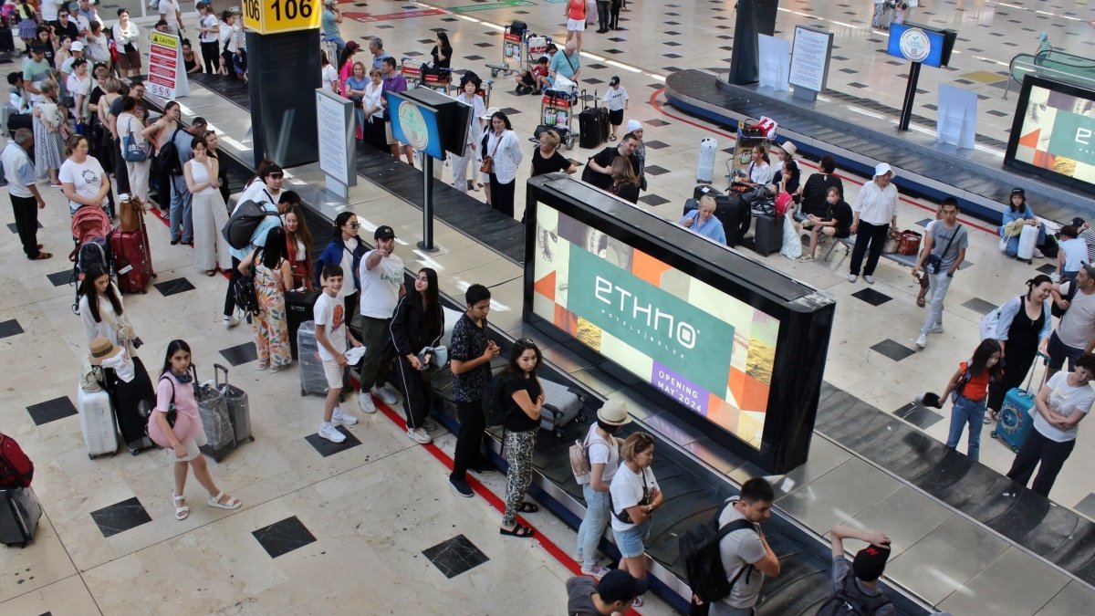 People are seen waiting for their luggage at Antalya Airport, Antalya, southern Türkiye, June 30, 2025. (IHA Photo)