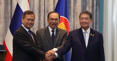 Malaysian Prime Minister Anwar Ibrahim (C), Cambodian Prime Minister Hun Manet (L) and Thailand&#039;s acting Prime Minister Phumtham Wechayachai shake hands in Putrajaya, Malaysia, July 28, 2025. (DHA PHoto)
