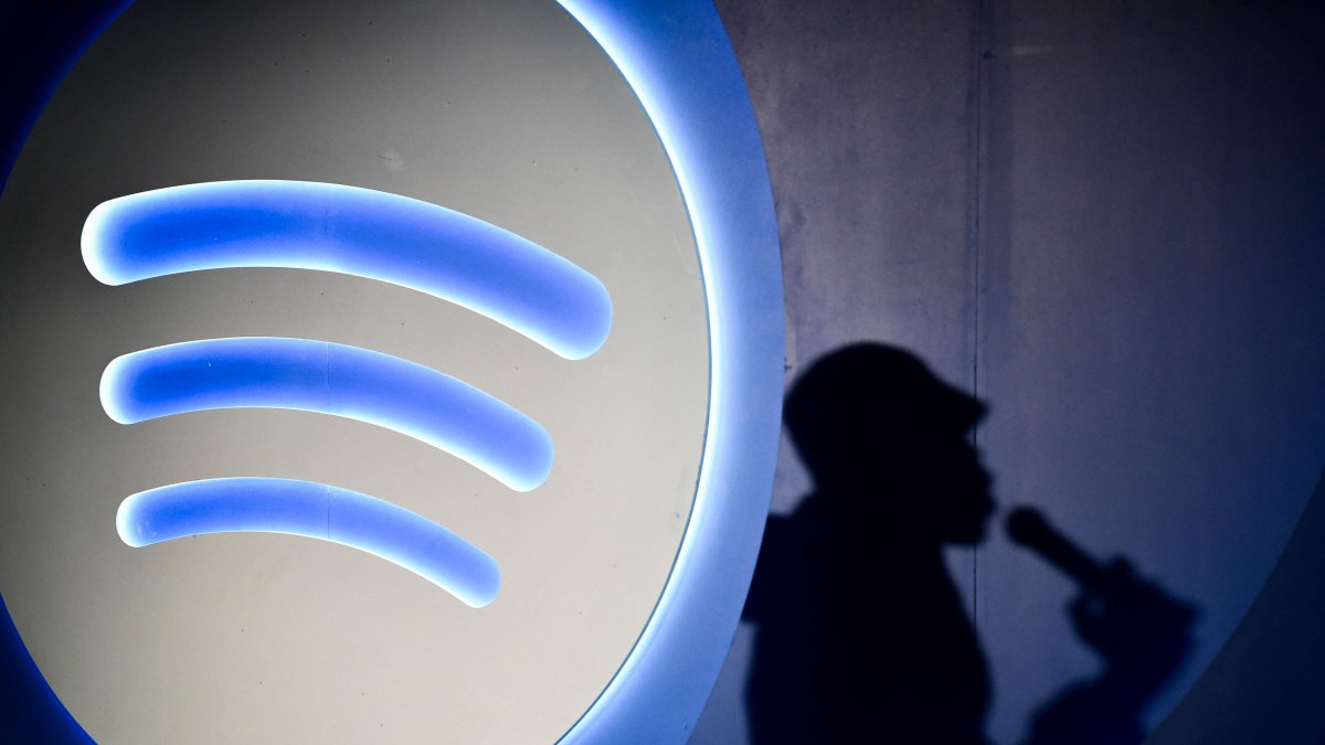 Spotify&#039;s Artificial Intelligence DJ announcer, Xavier X Jernigan&#039;s shadow, is pictured as he attends the presentation of the latest Spotify tool, Mexico City, Mexico, July 17, 2024. (AFP Photo)