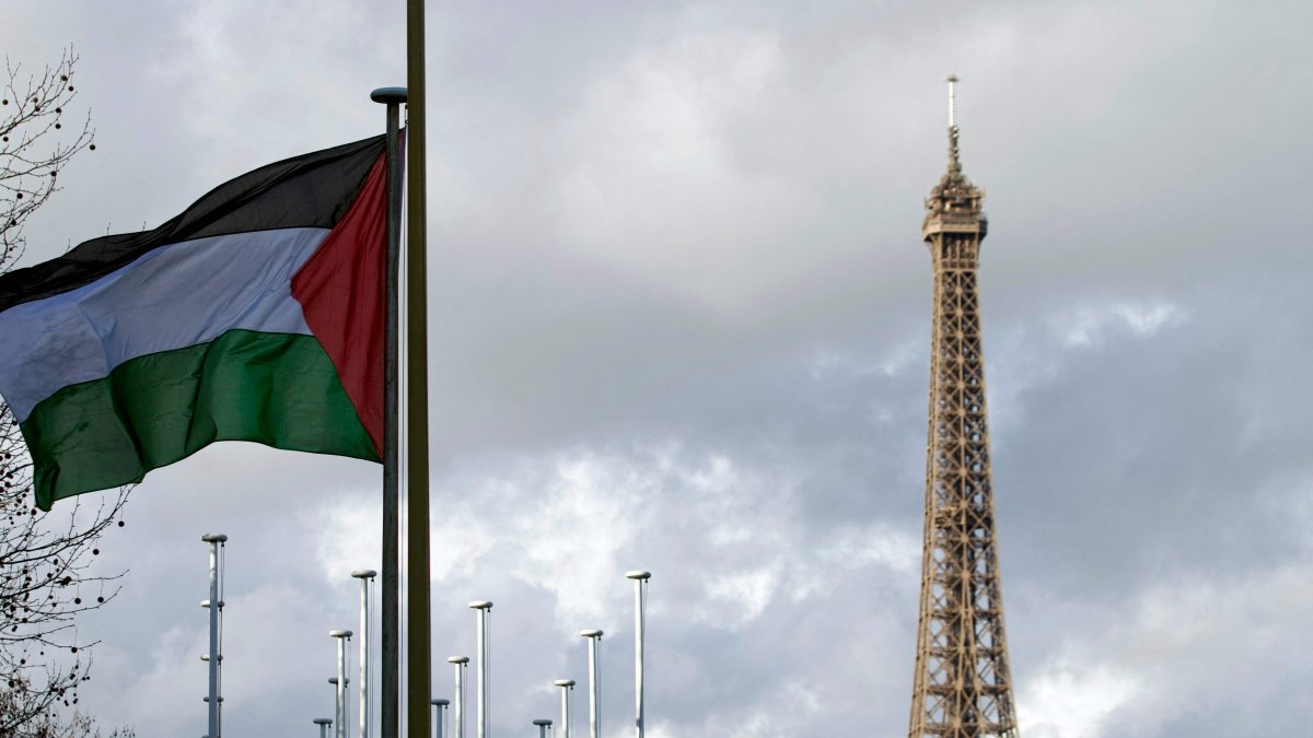 The Palestinian flag is raised for the first time (with the Eiffel Tower in the background) above the UNESCO headquarters, Paris, France, Dec. 13, 2011. (AFP Photo)