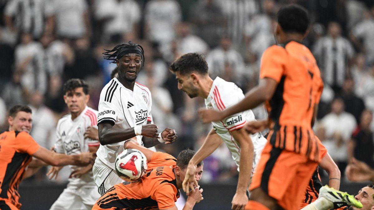 Beşiktaş&#039;s Tammy Abraham (3rd L) vies for the ball with Shakhtar Donetsk&#039;s Valeriy Bondar during the UEFA Europa League Second Qualifying Round match at Tüpraş Stadium, Istanbul, Türkiye, July 24, 2025. (AA Photo)
