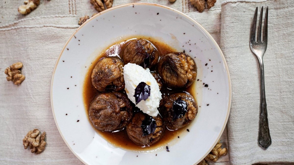A traditional Turkish dessert served with cream. (AA Photo)