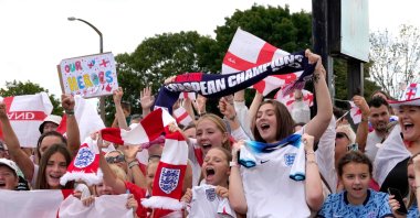 Fans wait with banners and flags to welcome the England Women&#039;s national football team at Southend Airport, London, U.K., July 28, 2025. (AFP Photo)