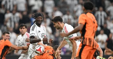 Beşiktaş&#039;s Tammy Abraham (3rd L) vies for the ball with Shakhtar Donetsk&#039;s Valeriy Bondar during the UEFA Europa League Second Qualifying Round match at Tüpraş Stadium, Istanbul, Türkiye, July 24, 2025. (AA Photo)