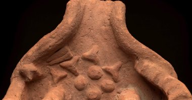 The handprint was found on an item that shows various items of food laid out as offerings in the open space at the front of the house, including round and triangular loaves of bread, a head of lettuce and an ox’s head, Cambridge, U.K., July 27, 2025. (Courtesy of Cambridge University)