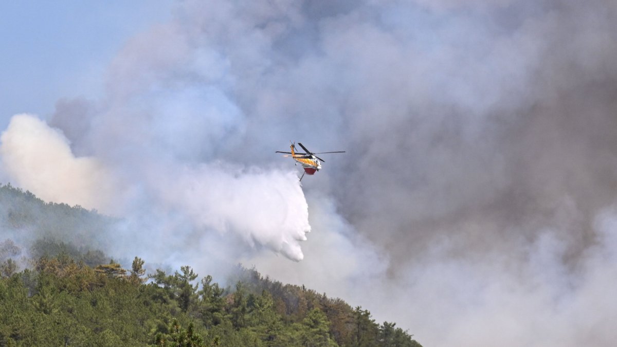 Aerial and ground crews continue efforts to control the forest fire on its fourth day between Orhaneli and Harmancık districts, Bursa, Türkiye, July 29, 2025. (AA Photo)