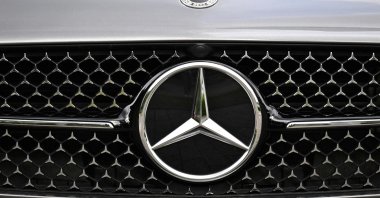 The logo of German carmaker Mercedes-Benz is displayed on a car at a car dealership, Dortmund, Germany, July 30, 2025. (AFP Photo)