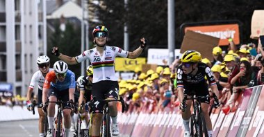 TOPSHOT - AG Insurance - Soudal Team's Mauritius rider Kimberley Le Court Pienaar (C) celebrates next to FDJ-SUEZ team's Dutch rider Demi Vollering (R) as she cycles to the finish line to win the 5th stage (out of 9) of the fourth edition of the Women's Tour de France cycling race, 165.8 km from Chasseneuil-du-Poitou to Gueret, in Gueret, central France on July 30, 2025. (Photo by JULIEN DE ROSA / AFP)