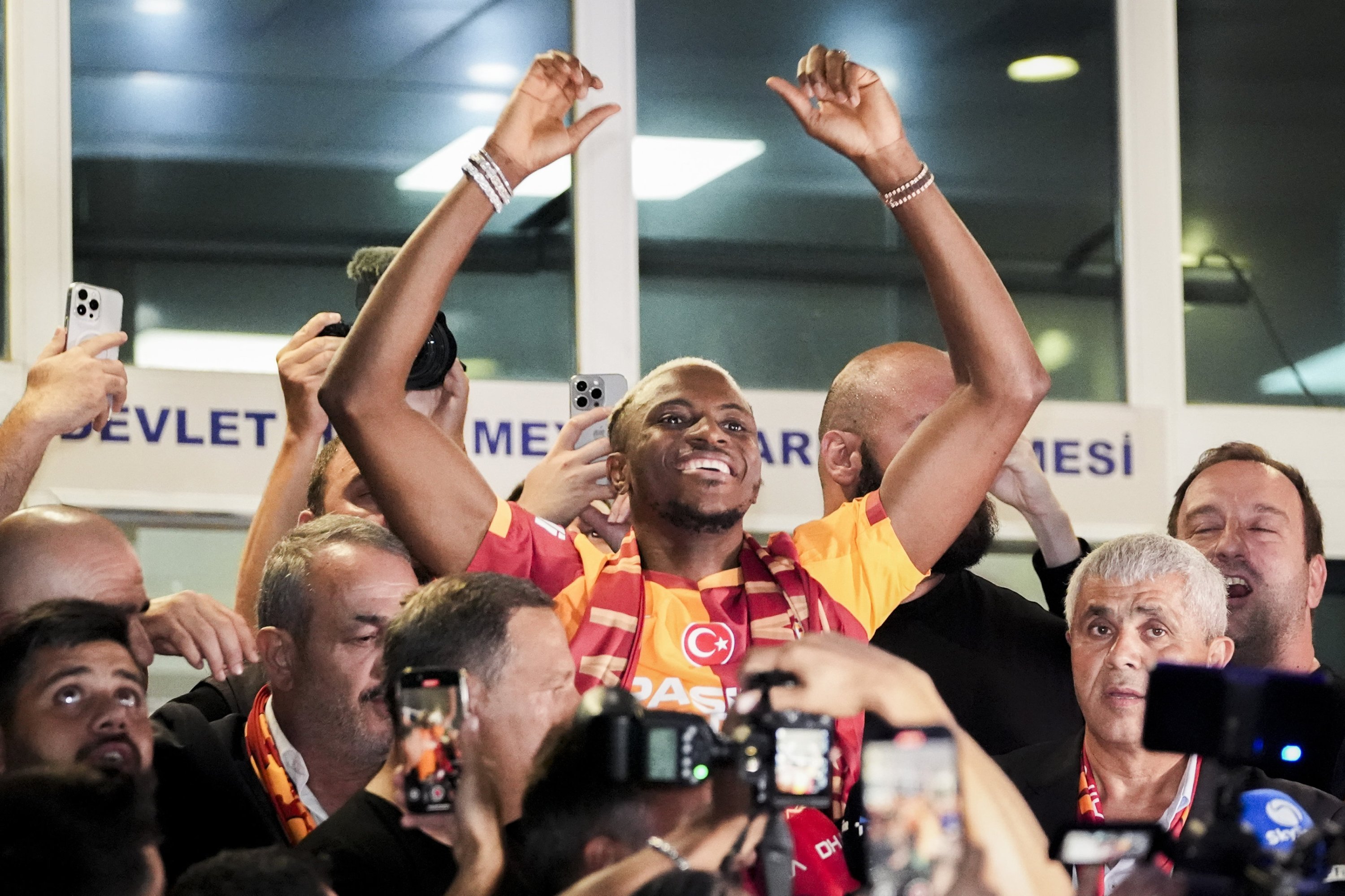 Victor Osimhen greets the fans after landing at Atatürk Airport, Istanbul, Türkiye, July 30, 2025. (AA Photo9