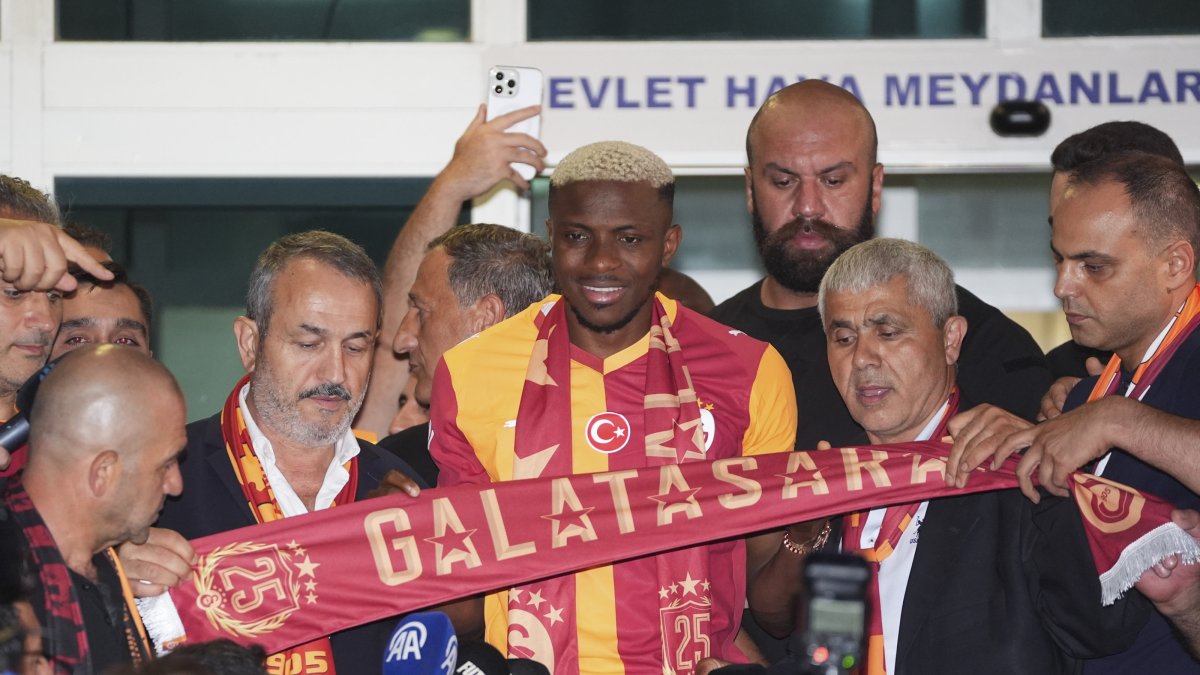Galatasaray’s Nigerian transfer target Victor Osimhen (C) greets fans upon his arrival at Atatürk Airport’s General Aviation Terminal, Istanbul, Türkiye, July 30, 2025. (AA Photo)
