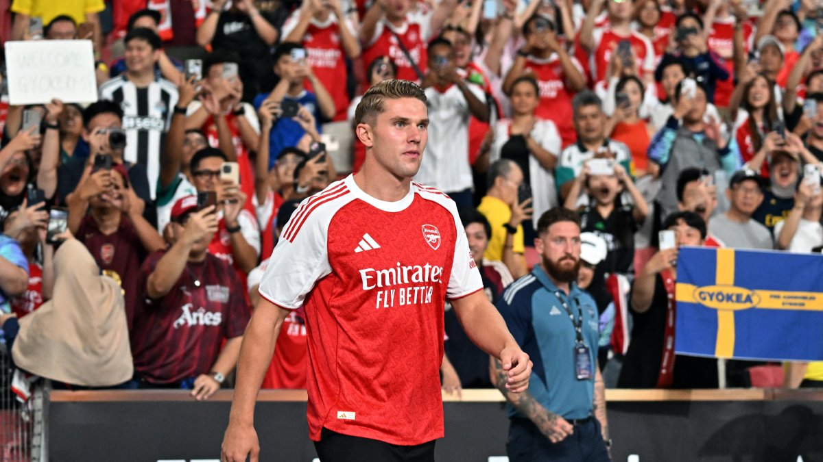 Arsenal&#039;s Viktor Gyokeres is introduced on the pitch before the pre-season friendly match against Newcastle United at the National Stadium, Singapore, July 27, 2025. (Reuters Photo)