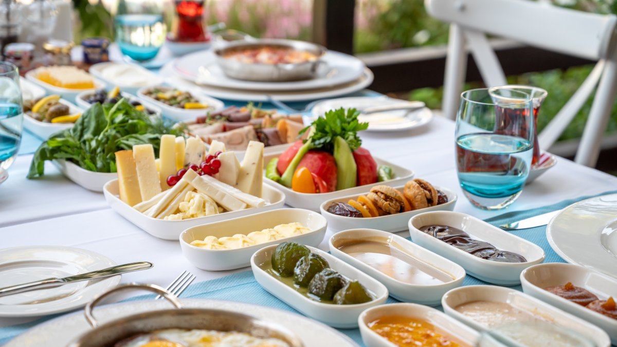 A traditional Turkish breakfast typically consists of several different types of food, which often leads to food waste. (Shutterstock Photo)