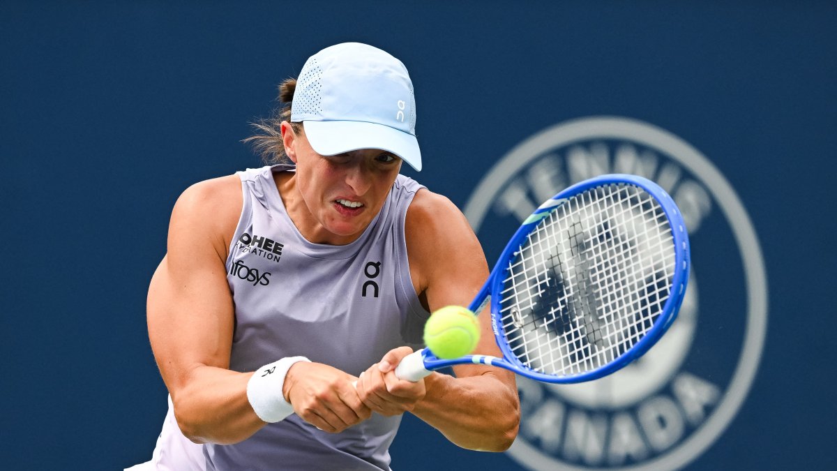 Iga Swiatek returns the ball to Hanyu Guo in second round play at IGA Stadium, Montreal, Canada, July 30, 2025. (Reuters Photo)