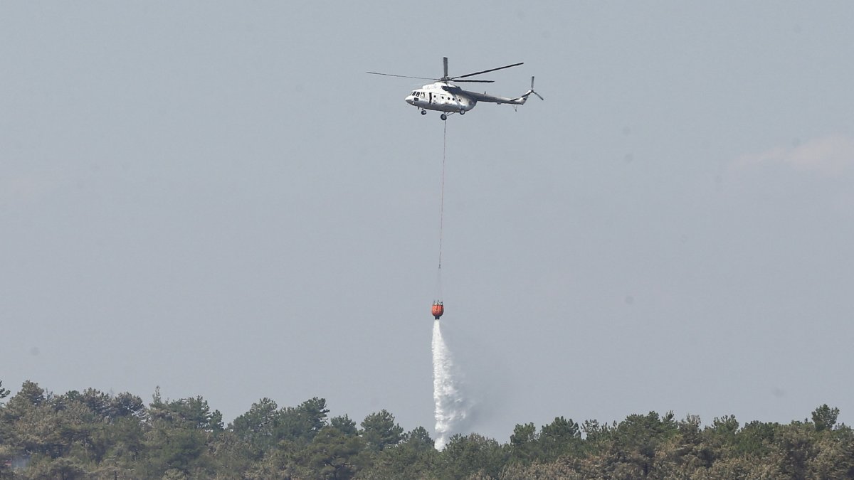 A helicopter assists firefighting efforts as the forest fire between Bursa’s Orhaneli and Harmancık districts enters its fifth day of containment, Bursa, Türkiye, July 30, 2025. (AA Photo)