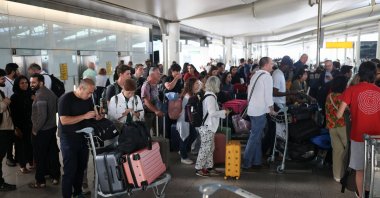 Passengers stand with their luggage after a radar failure led to the suspension of outbound flights across the U.K., at Heathrow Airport in Hounslow, London, U.K., July 30, 2025. (Reuters Photo)