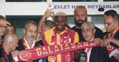 Galatasaray’s Nigerian transfer target Victor Osimhen (C) greets fans upon his arrival at Atatürk Airport’s General Aviation Terminal, Istanbul, Türkiye, July 30, 2025. (AA Photo)
