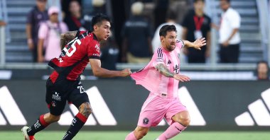 Inter Miami&#039;s Lionel Messi (R) controls the ball against Atlas&#039; Jorge Rodriguez in the first half during the Leagues Cup Phase One match at Chase Stadium, Fort Lauderdale, U.S., July 30, 2025. (AFP Photo)