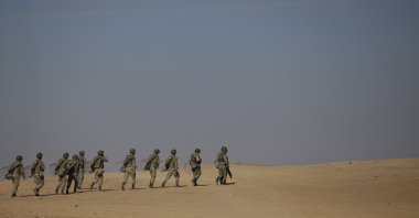 Turkish soldiers take up their positions on a hilltop near the Turkish-Syrian border, Şanlıurfa, southeastern Türkiye, Oct. 5, 2014. (AP Photo)