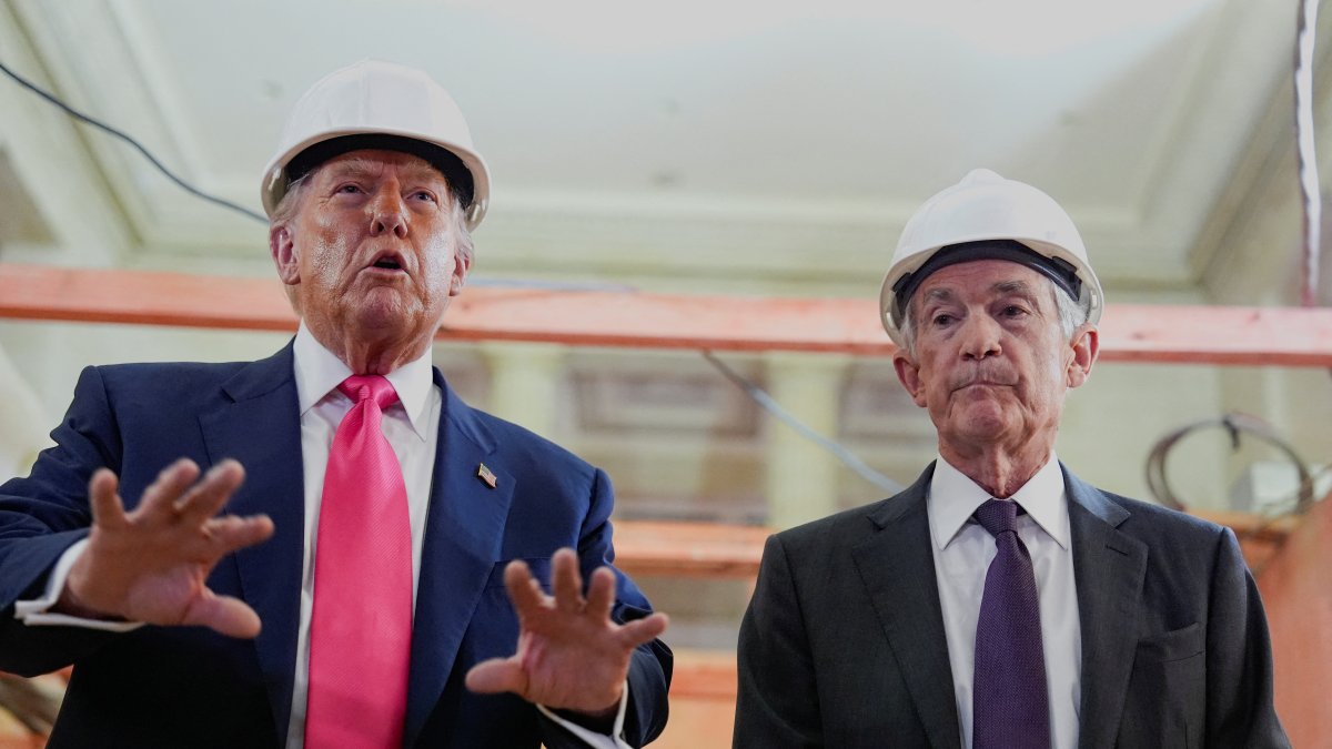U.S. President Donald Trump speaks next to Federal Reserve (Fed) Chair Jerome Powell during a tour of the Fed building, which is being renovated, Washington, U.S., July 24, 2025. (Reuters Photo)