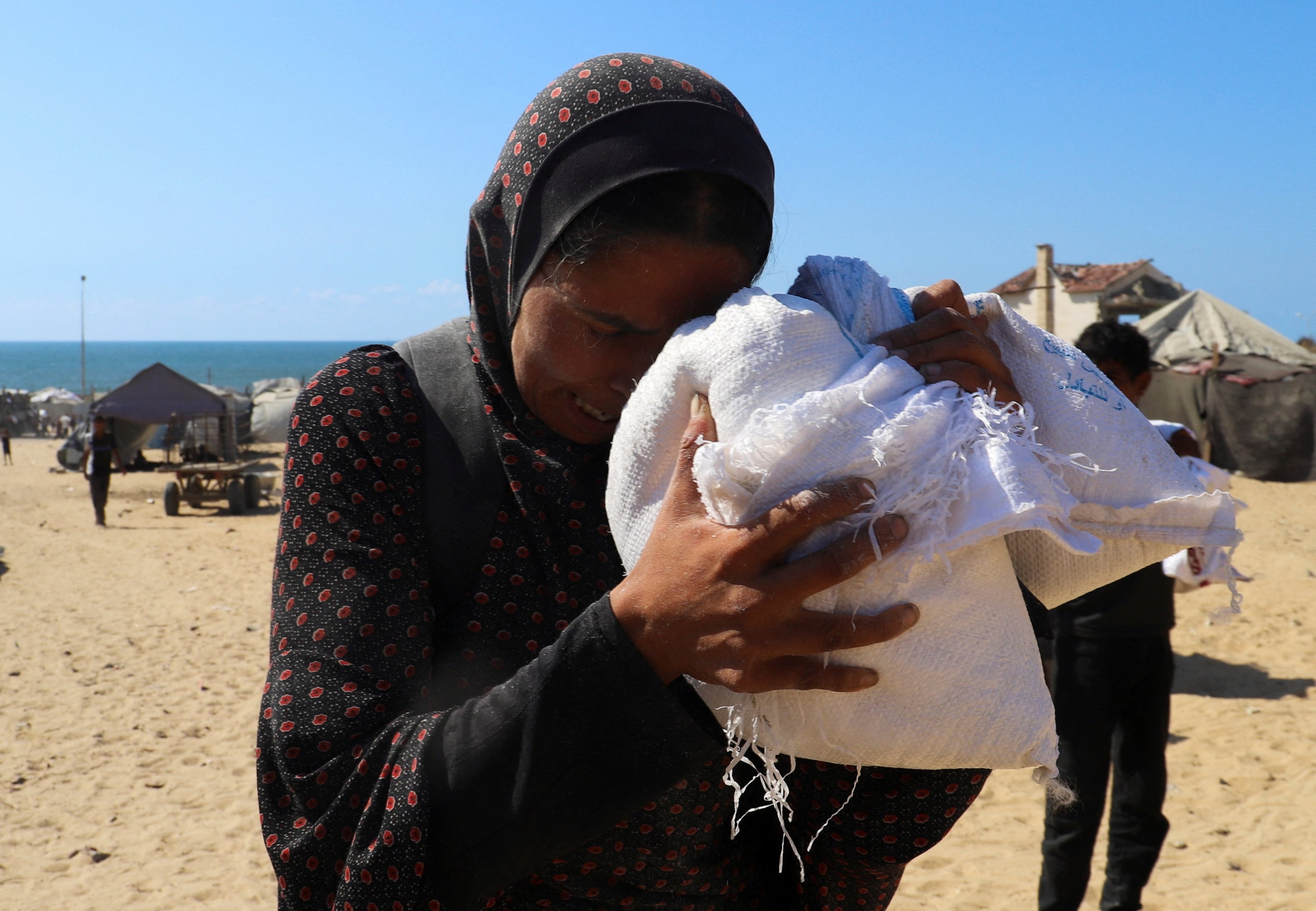 Kaos in nasilje ovirata dostavo pomoči potrebnim v Gazi kljub prizadevanjem za lajšanje blokade